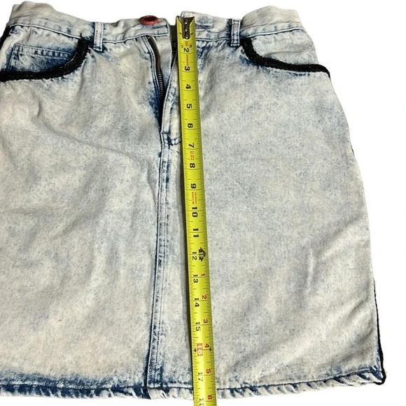 Vintage mini Jean skirt,women size 29?Acid wash, embroidered,patch,retro,boho - Picture 9 of 13